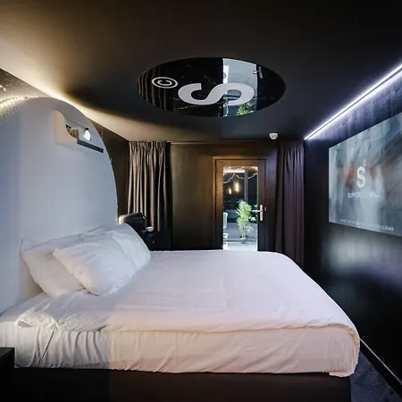 Supper Hotel
